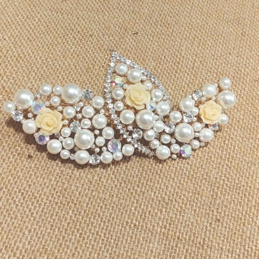 Faux pearls/crystals hair clip NWT